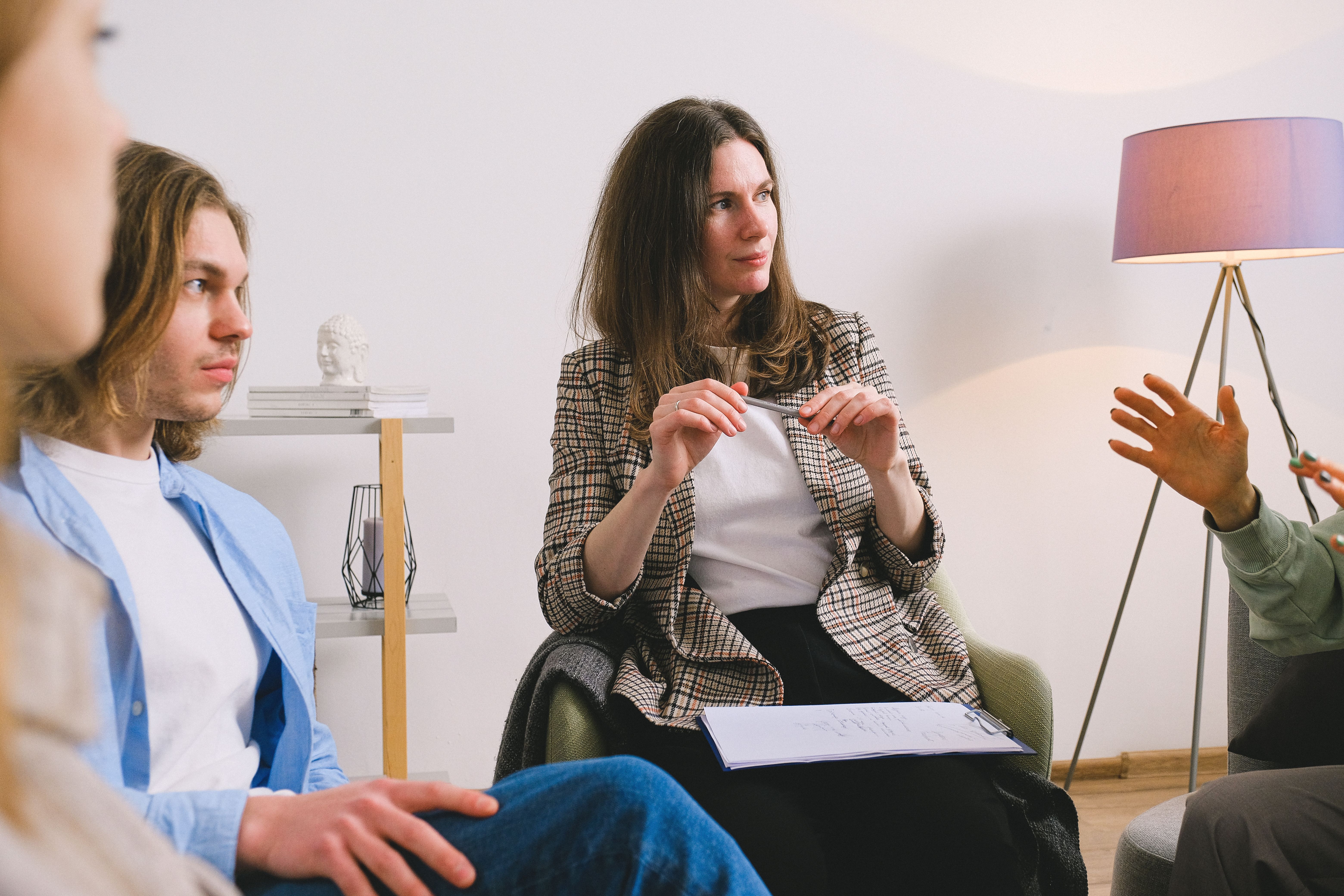 Focus groups Canada session with a moderator listening as participants discuss